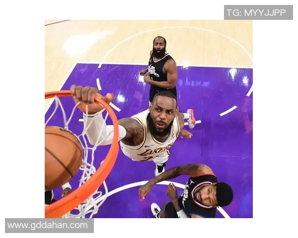 詹姆斯连扣三人晋级西部决赛，湖人力挺，王者归来